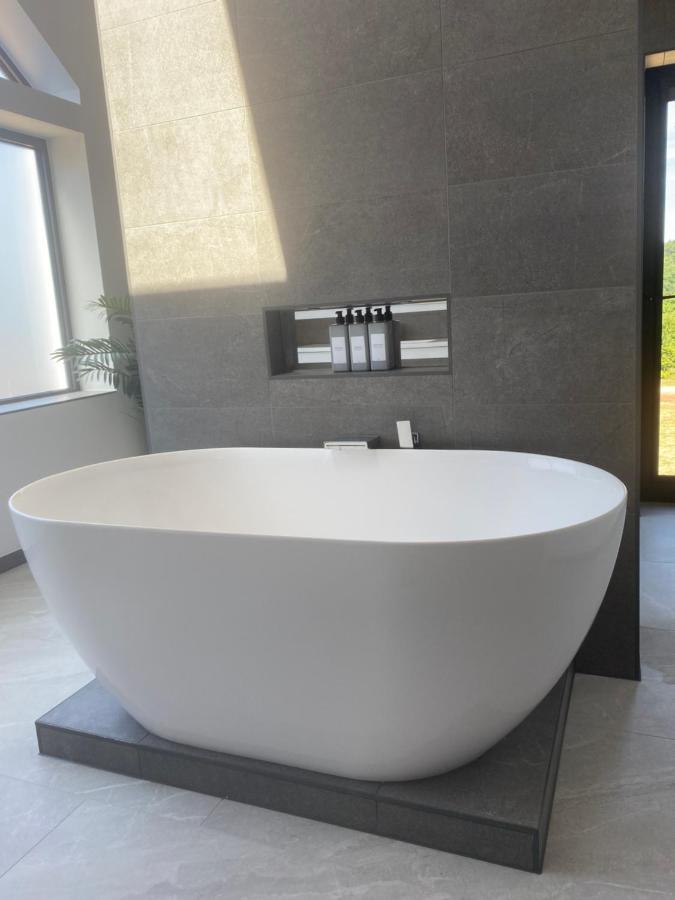 Stunning Modern Home Set In Beautiful Grounds. Bath Buitenkant foto