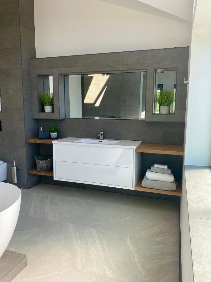 Stunning Modern Home Set In Beautiful Grounds. Bath Buitenkant foto