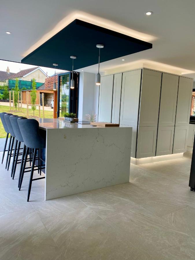 Stunning Modern Home Set In Beautiful Grounds. Bath Buitenkant foto
