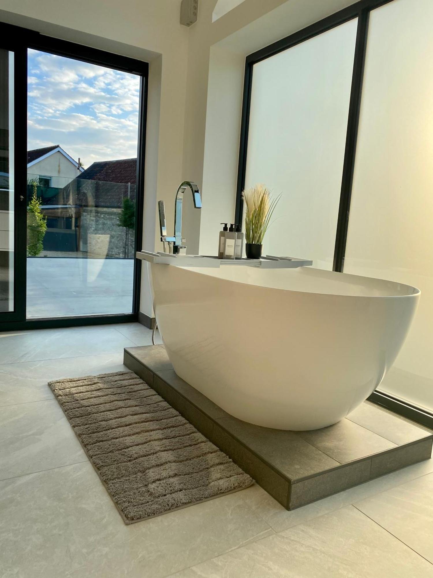 Stunning Modern Home Set In Beautiful Grounds. Bath Buitenkant foto