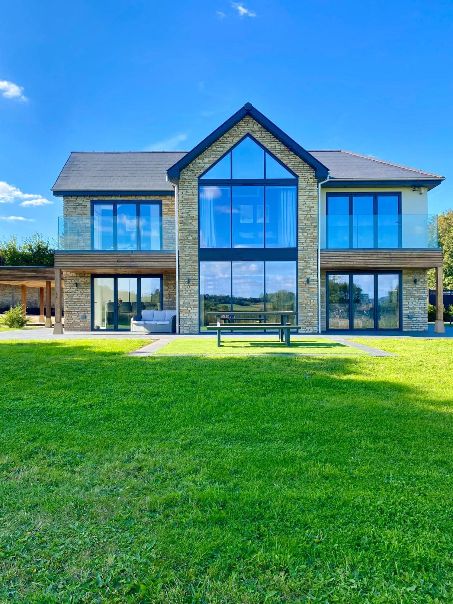 Stunning Modern Home Set In Beautiful Grounds. Bath Buitenkant foto