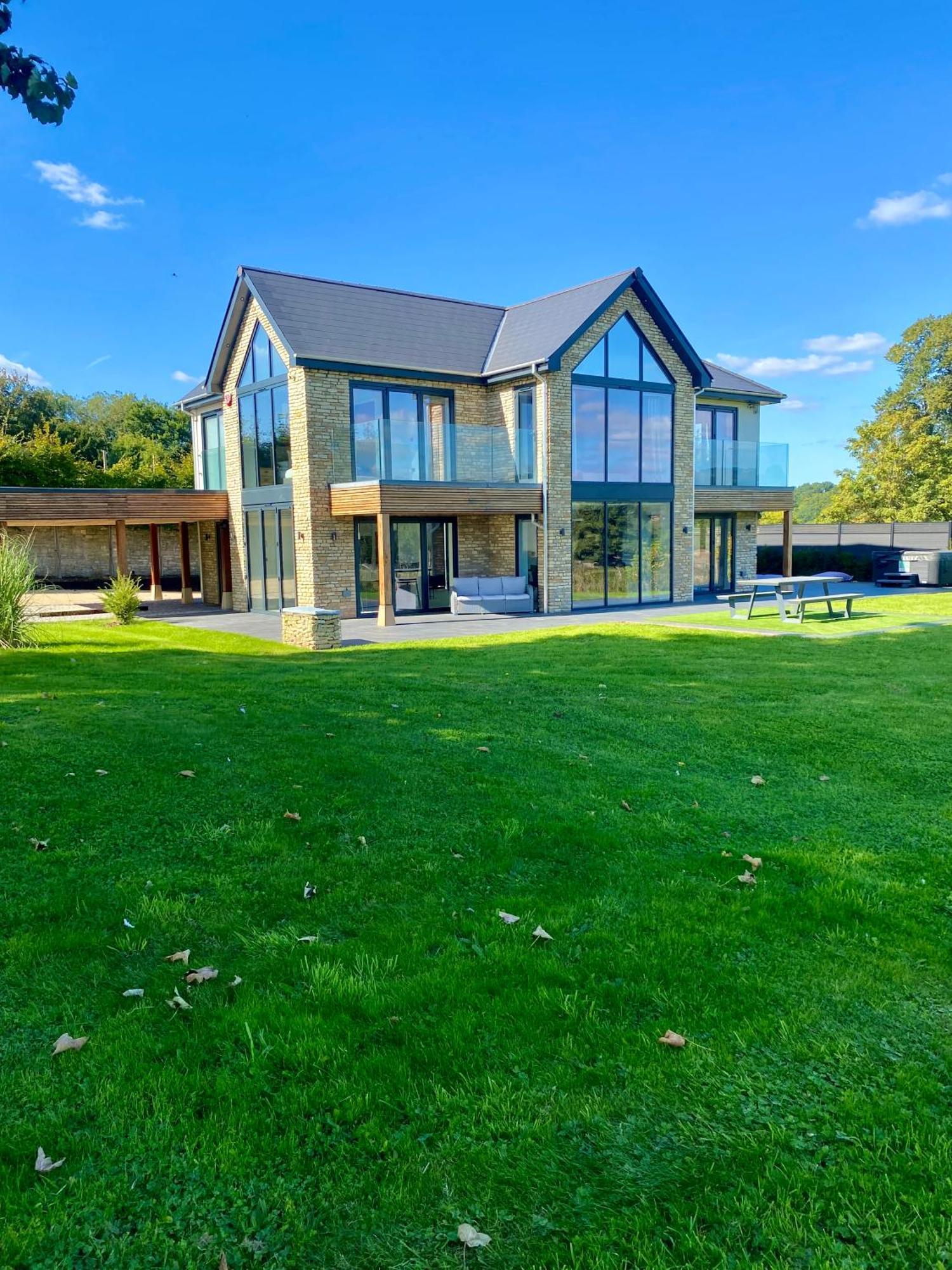 Stunning Modern Home Set In Beautiful Grounds. Bath Buitenkant foto